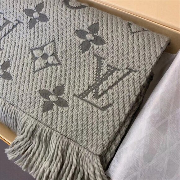 😛Louis Vuitton scarf with box😛 - Picture 3 of 8